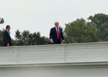 Trump shfaqet në çatinë e Shtëpisë së Bardhë: Po vendos një armë bërthamore – VIDEO