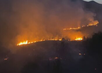 Zjarr masiv në fshatin Bolenë, rrezikohen banesat dhe varrezat