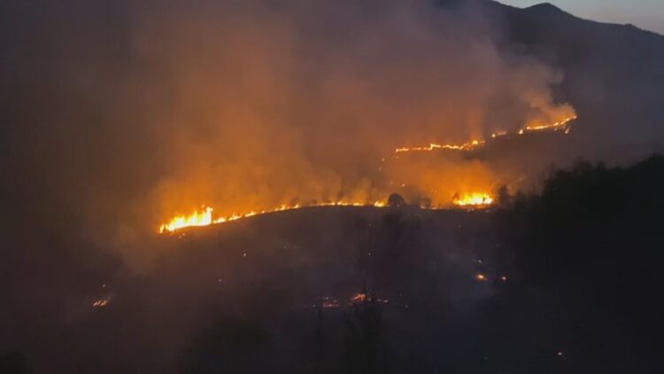 Zjarr masiv në fshatin Bolenë, rrezikohen banesat dhe varrezat