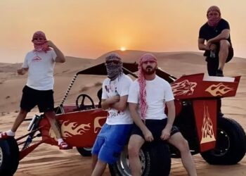 Daily Mail ‘skaner’ Hellbanianz: Pse lanë Londrën dhe shkuan në Dubai? Karteli famëkeq shqiptar krenohet me vajza të zhveshura dhe Rolex të zbukuruar me diamante