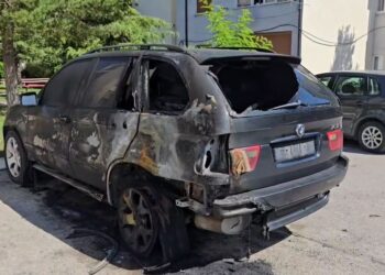 Digjet automjeti i parkuar në Korçë, dyshohet zjarrvënie e qëllimshme