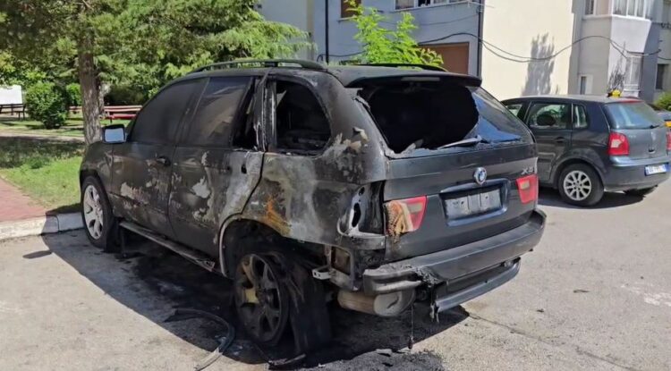 Digjet automjeti i parkuar në Korçë, dyshohet zjarrvënie e qëllimshme