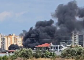 Digjen trarët e hekurudhës Fier-Vlorë, tymi mbulon qytetin