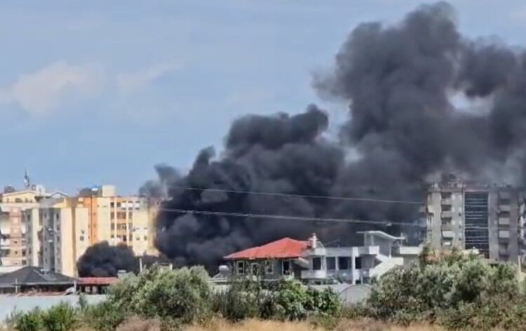 Digjen trarët e hekurudhës Fier-Vlorë, tymi mbulon qytetin