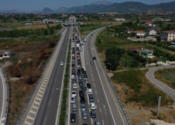 Kostot e harresës: Dëmtimi i urës mbi Mat bllokon turistët dhe veriun