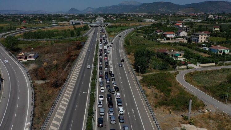 Kostot e harresës: Dëmtimi i urës mbi Mat bllokon turistët dhe veriun