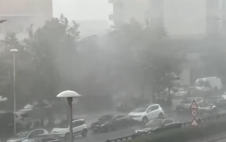 (VIDEO) E papritur, stuhi të forta ere dhe shiu godasin Vlorën!