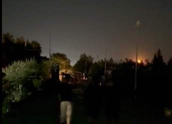 Velipoja turistike zhytet në errësirë në kulmin e sezonit