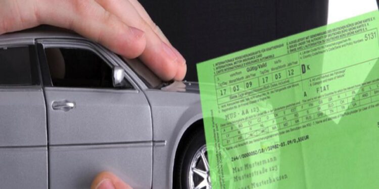 Ikje masive e shqiptarëve për pushime jashtë, rriten me 13 për qind primet nga kartoni jeshil