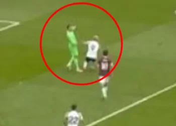 Premier League nis me rregulla të reja, portieri e pëson pas mbajtjes së topit mbi 8 sekonda