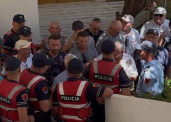 Vendimi për parkun fotovoltaik të Paqsor Buzit dhe Agim Xhindoles/ Banorët e Nivicës: Të shpallet nul mbledhja e Këshillit Bashkiak