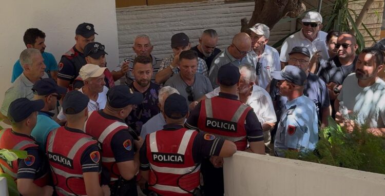 Vendimi për parkun fotovoltaik të Paqsor Buzit dhe Agim Xhindoles/ Banorët e Nivicës: Të shpallet nul mbledhja e Këshillit Bashkiak