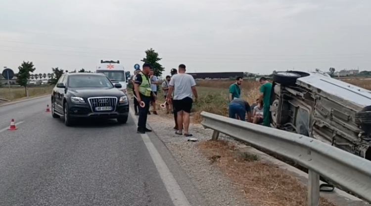 Audi përplaset me furgonin në Lushnjë, një i plagosur rëndë