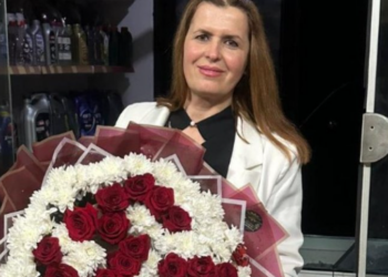 Kush është 50-vjeçarja që u plagos me thikë nga i biri në Dibër/ Nexhmije Sula drejtoreshë e shkollës, 26-vjeçari e goditi 7 herë