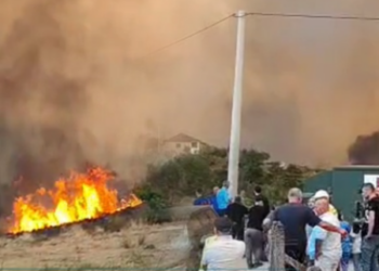 I vuri flakën fshatit nga inati që kishte me komshiun, zbardhet arsyeja e zjarrvënies në Gramsh nga 80-vjeçari