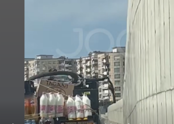 Skandal/ Qumështi “Erzeni” transportohet në kamionçina të hapura, në diell përvëlues