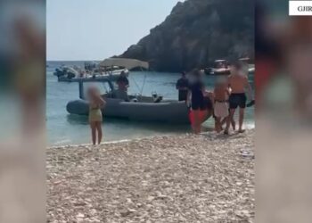 Kërceu në det tek Gjiri i Gramës, 12-vjeçari lëndohet në kokë