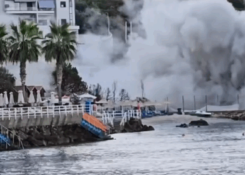 Në mes të sezonit, turistët zgjohen të tronditur nga shëpthimi i 32 kg tritol në Vlorë – VIDEO