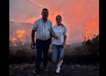 “Vendi digjet, shteti krihet”, dy zyrtarë lokalë në Gramsh pozojnë para flakëve