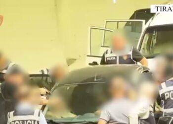 I riu kapet me 2 kallashnikovë në tunelin e Murrizit, dyshohet se do t’i shiste tek grupet kriminale