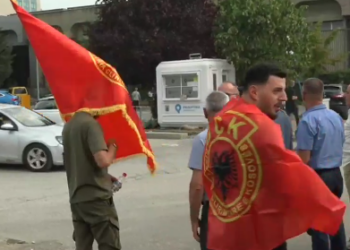 Prishtinë, qytetarët mblidhen për protestën kundër procesit ndaj drejtuesve të UÇK-së