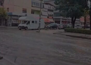 Përmbytje dhe në Lushnje, 30 minuta shi mbushin rrugët me ujë