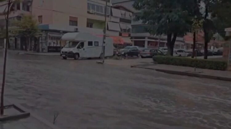 Përmbytje dhe në Lushnje, 30 minuta shi mbushin rrugët me ujë
