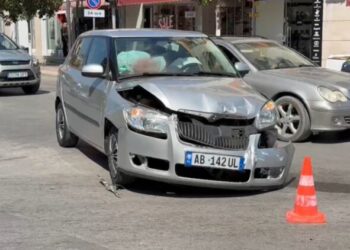 Përplasen dy makina në Fier, një fëmijë transportohet menjëherë drejt spitalit