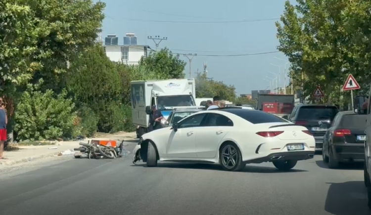 Makina përplaset me motociklistin në Fier, një i plagosur