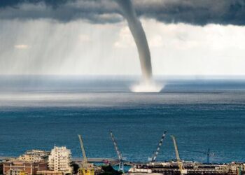 Itali/ Tornadot godasin veriun e vendit, ndërsa zjarret djegin bregdetin e jugut