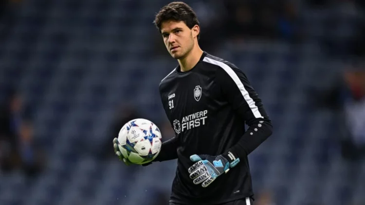 Klubet e Mançesterit “harrojnë” Donnarumma, nis gara për portierin belg