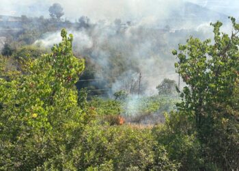 Zjarri i afrohet Uzinës së armëve në Poliçan, asnjë ndihmë nga ajri (VIDEO)