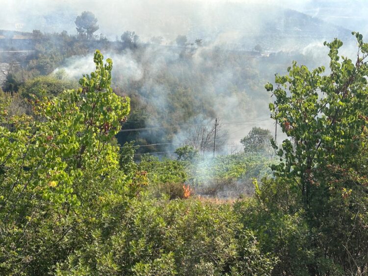 Zjarri i afrohet Uzinës së armëve në Poliçan, asnjë ndihmë nga ajri (VIDEO)