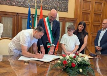 Familja shqiptare merr nënshtetësinë italiane në Bari, ditën përkujtimit të eksodit të vitit 1991