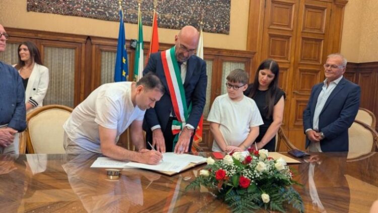 Familja shqiptare merr nënshtetësinë italiane në Bari, ditën përkujtimit të eksodit të vitit 1991