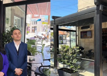 Drejtori i Taksave në Durrës zapton hapësirën me dy lokale, nuk pyet për urdhrin e Ramës