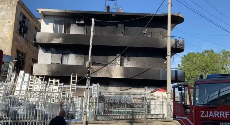 Përfshihet nga flakët gomisteria në Durrës, një pjesë e Shkozetit mbetet pa drita