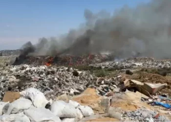 Vlora mbulohet nga tymi, fusha e mbetjeve përsëri në flakë, digjet edhe eskavatori