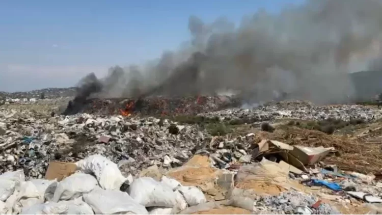 Vlora mbulohet nga tymi, fusha e mbetjeve përsëri në flakë, digjet edhe eskavatori