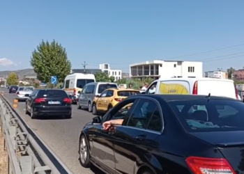 Aksident në aksin Fier-Lushnje, 5 makina përplasen njëra pas tjetrës