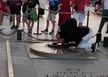 Ndezi një cigare në Varrin e Ushtarit të Panjohur në Paris, 47-vjeçarit maroken i hiqet leja e qëndrimit