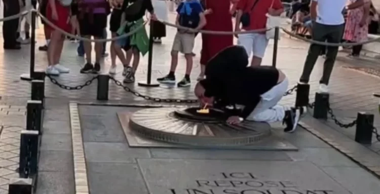Ndezi një cigare në Varrin e Ushtarit të Panjohur në Paris, 47-vjeçarit maroken i hiqet leja e qëndrimit