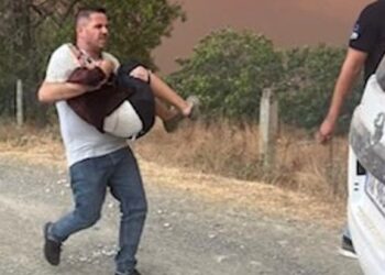 Oficeri futet mes zjarrit dhe shpëton të moshuarën në Gramsh