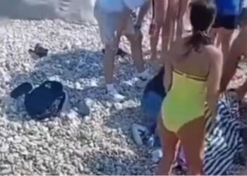 Rrezikoi të mbytej në det, shpëtohet nga pushuesit një 30-vjeçare në Vlorë