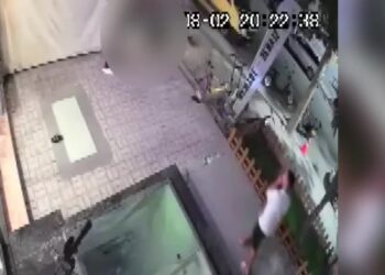 (VIDEO) Të rinjtë sherr me thika në Vlorë, një vajzë tenton t’i ndajë, por…