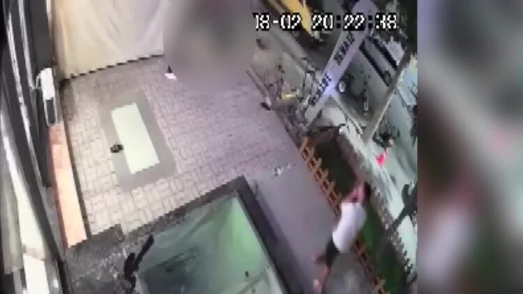 (VIDEO) Të rinjtë sherr me thika në Vlorë, një vajzë tenton t’i ndajë, por…