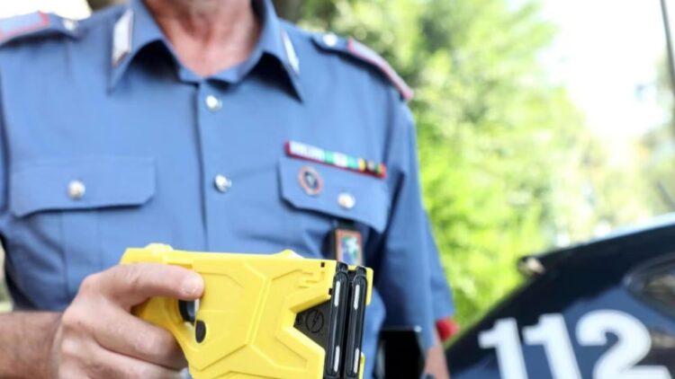 Shqiptari ndërron jetë pasi u qëllua me armë elektrike nga karabinierët