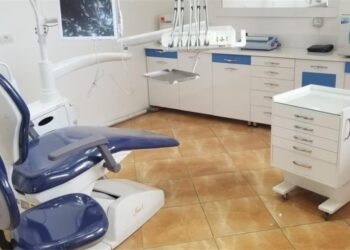 59-vjeçari humb jetën pas ndërhyrjes në klinikën dentare, policia shoqëron dentistin