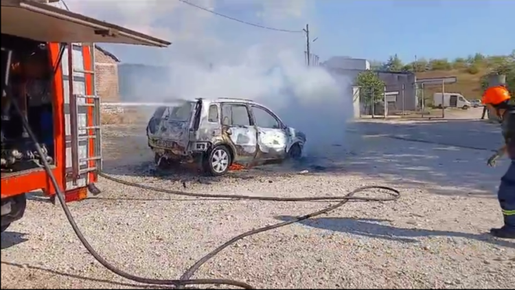 Po udhëtonte drejt Gjirokastrës, makina  shkrumbohet në mes të rrugës