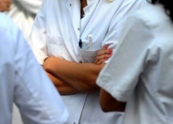 Ndodh edhe kjo në Tiranë/ 21-vjeçari i prezantohet si mjek familjarit të pacientit në spital